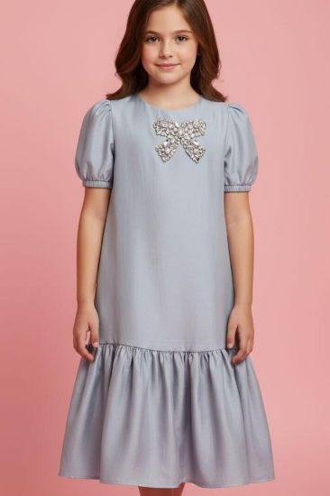 صورة فستان ازرق فاتح مع فينكة الؤلؤ على الصدر الانيقه